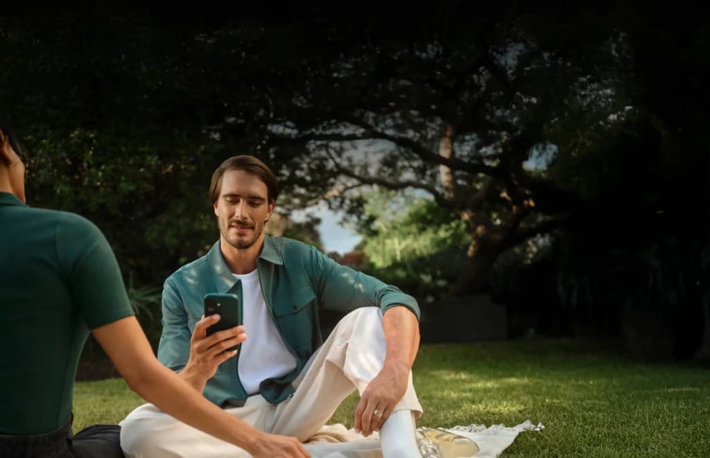 Pique-nique au parc, consultation du téléphone — style de vie banque mobile N26